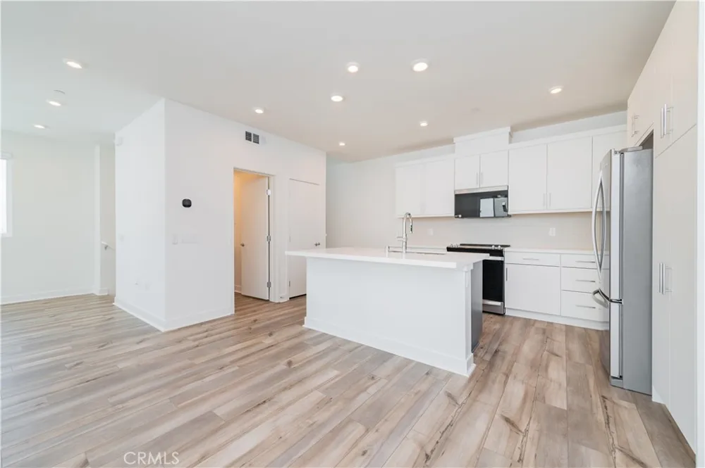 589 S Lyon St Santa Ana, CA 92705