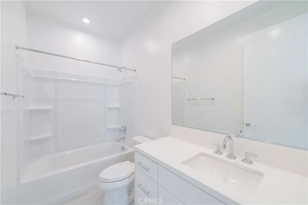 589 S Lyon St Santa Ana, CA 92705