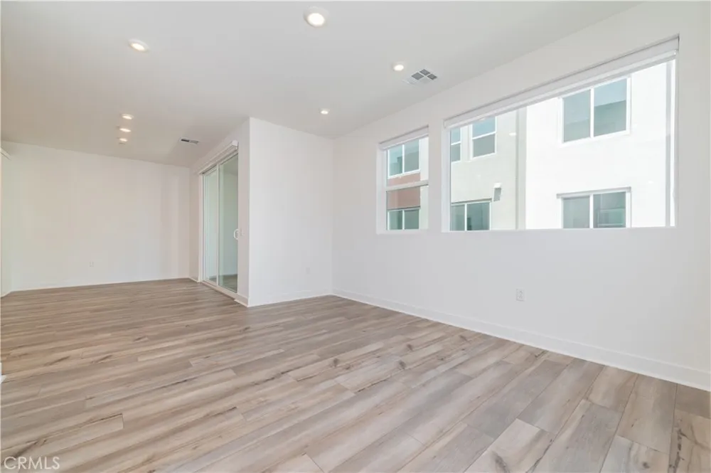589 S Lyon St Santa Ana, CA 92705