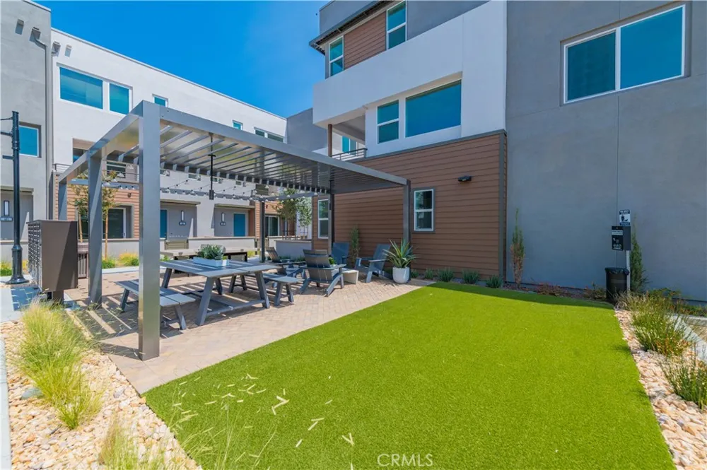 589 S Lyon St Santa Ana, CA 92705