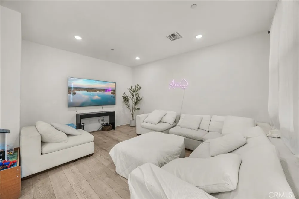 4096 E Luna Paseo #45 Ontario, CA 91764