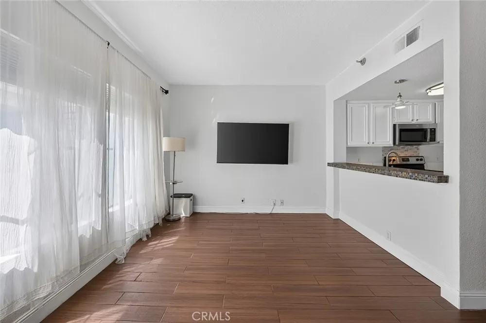 720 W 4th #318 Long Beach, CA 90802