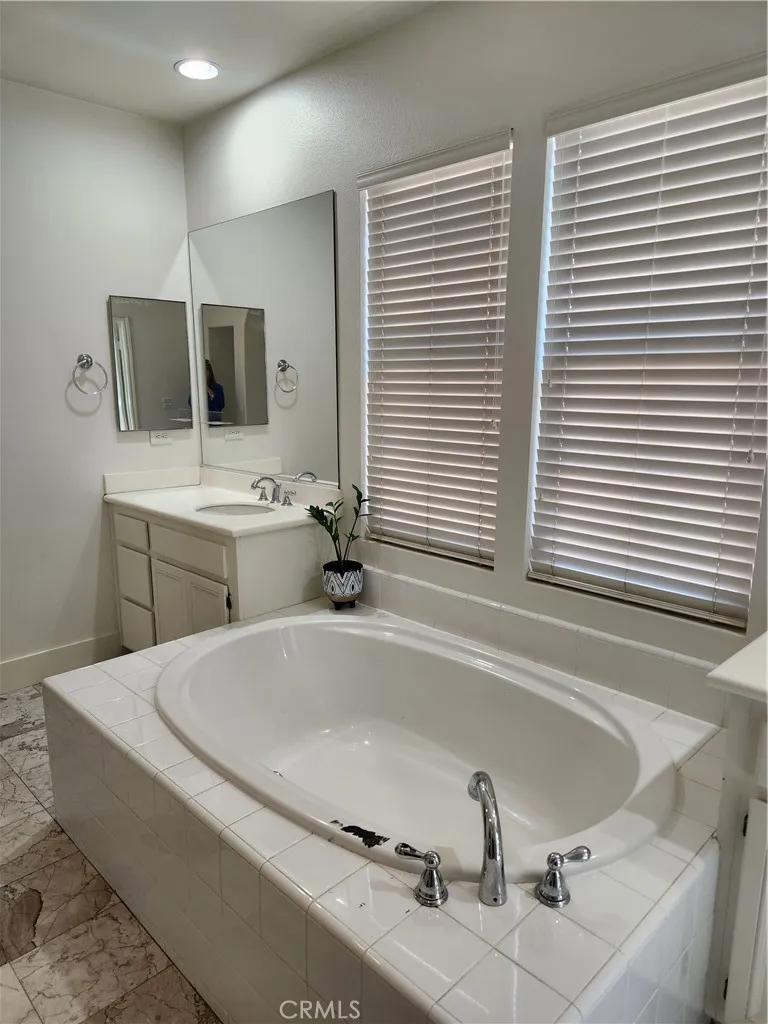 4359 Altivo Corona, CA 92883