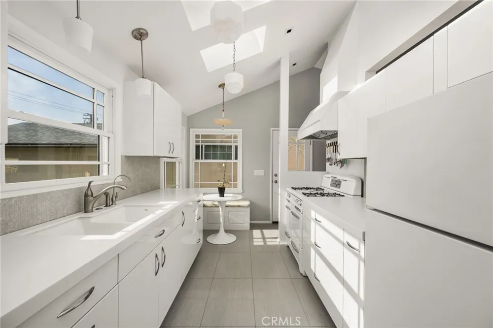 22109 Bonita Carson, CA 90745