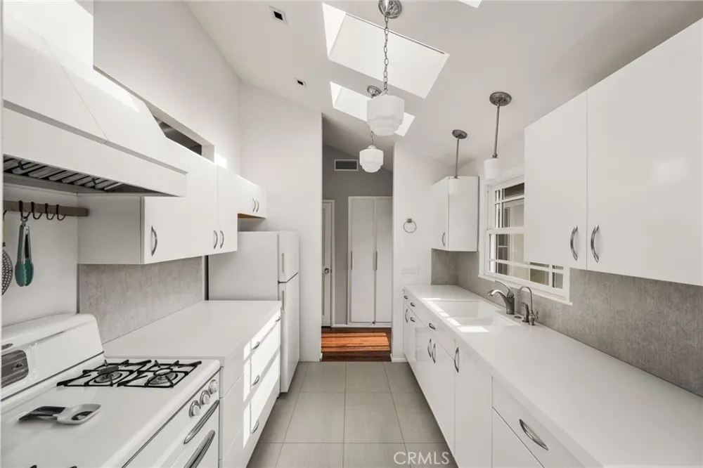 22109 Bonita Carson, CA 90745