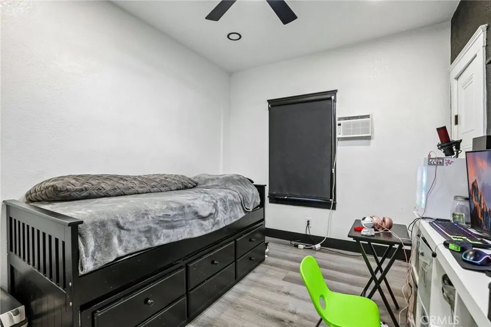 1127 W 5th Santa Ana, CA 92703