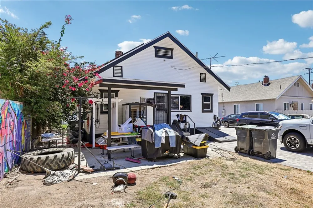 1127 W 5th Santa Ana, CA 92703
