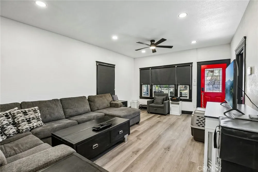 1127 W 5th Santa Ana, CA 92703