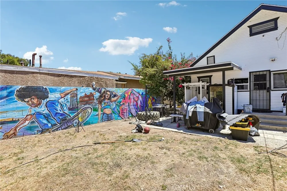 1127 W 5th Santa Ana, CA 92703