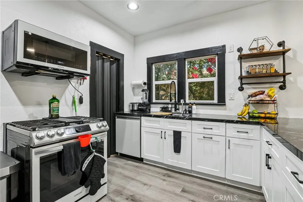 1127 W 5th Santa Ana, CA 92703
