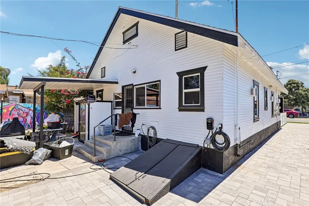1127 W 5th Santa Ana, CA 92703