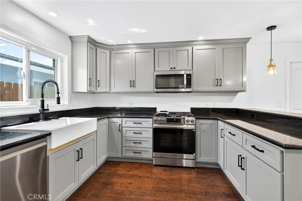 19352 Brookhurst Huntington Beach, CA 92646