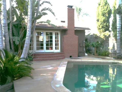 1224 E Commonwealth