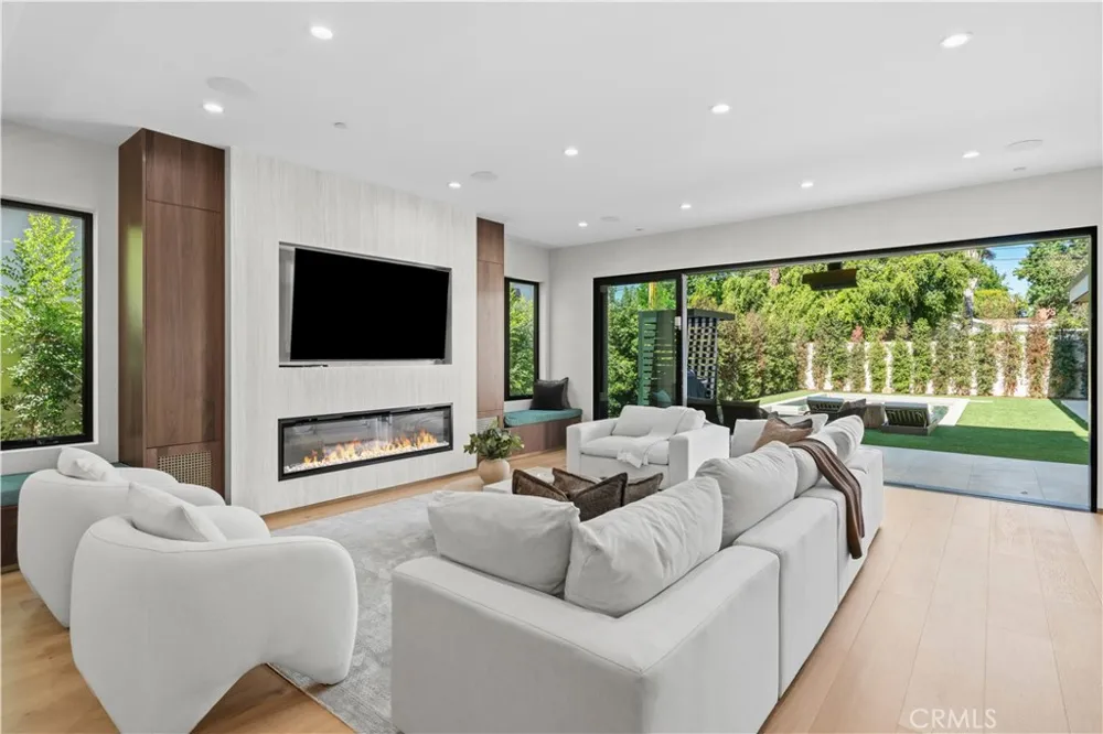4842 Fulton Avenue Sherman Oaks, CA 91423