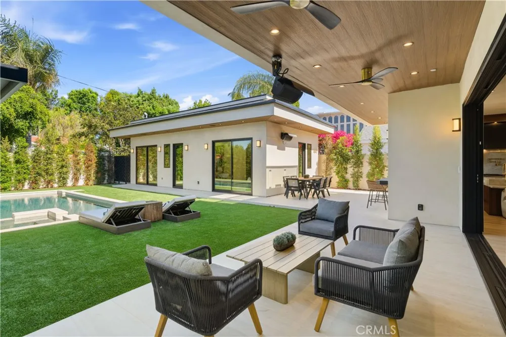 4842 Fulton Avenue Sherman Oaks, CA 91423