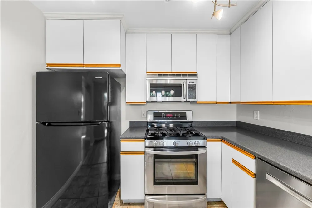 345 University #F6 Costa Mesa, CA 92627