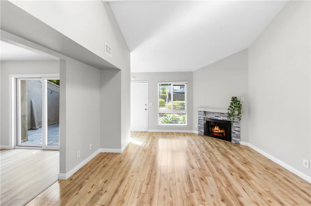 345 University #F6 Costa Mesa, CA 92627