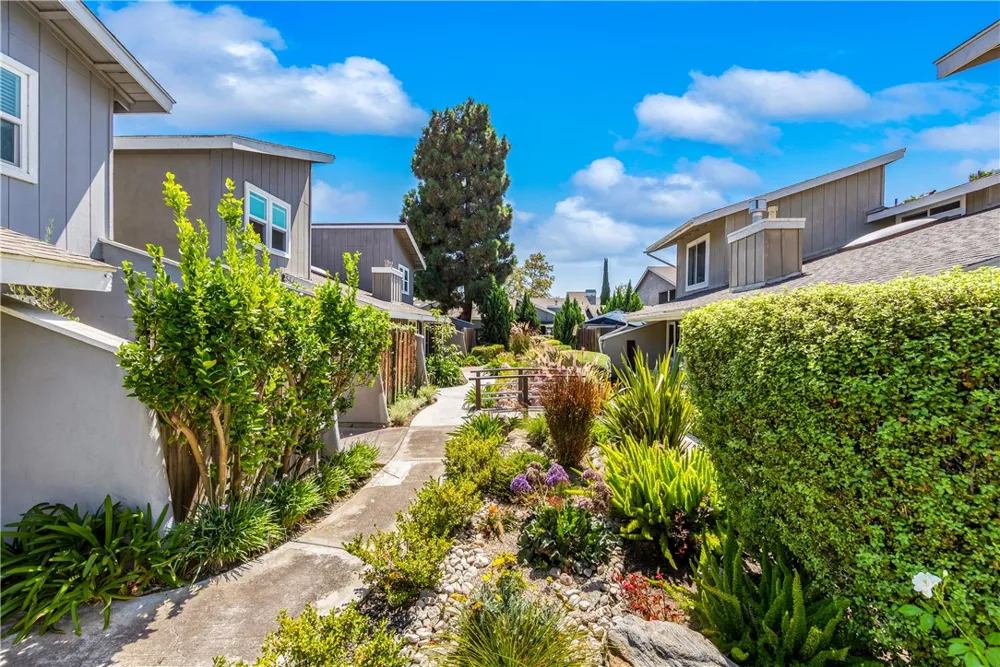 345 University #F6 Costa Mesa, CA 92627