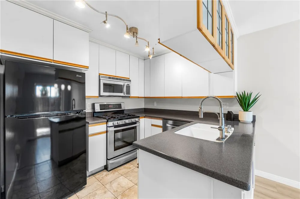 345 University #F6 Costa Mesa, CA 92627