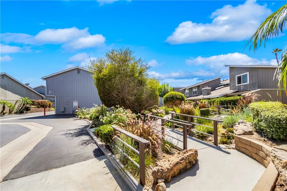 345 University #F6 Costa Mesa, CA 92627