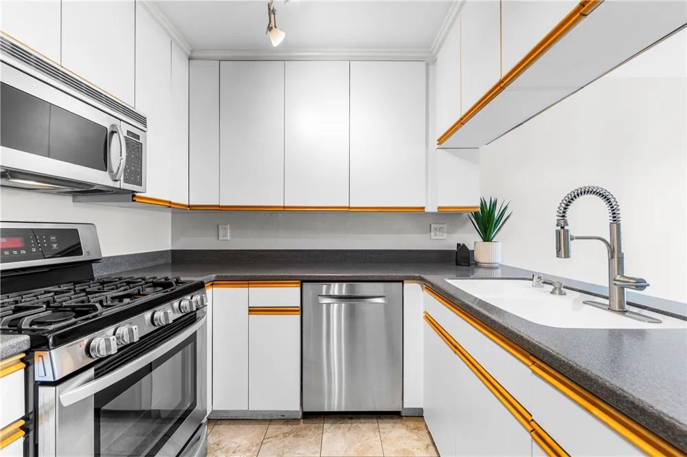 345 University #F6 Costa Mesa, CA 92627