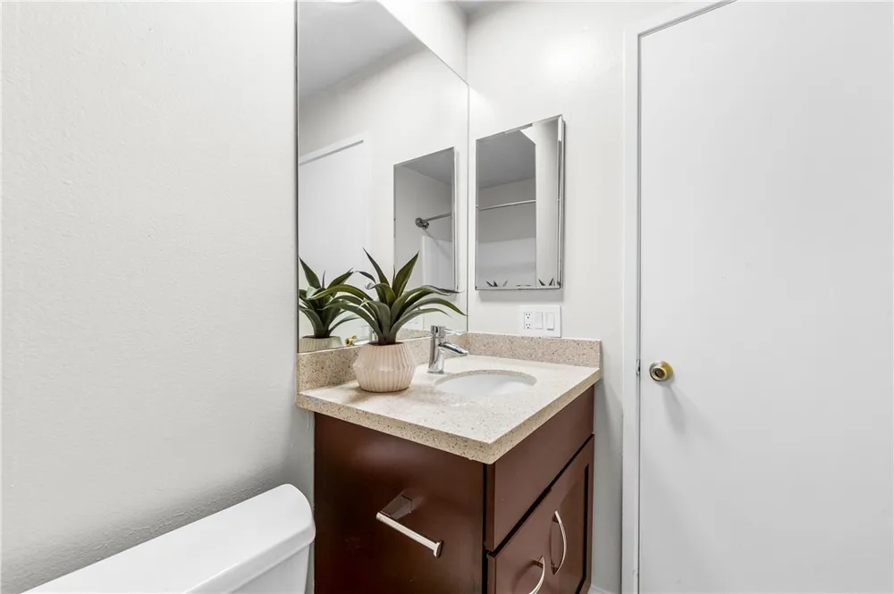 345 University #F6 Costa Mesa, CA 92627