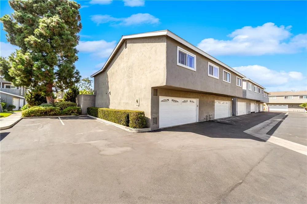 345 University #F6 Costa Mesa, CA 92627