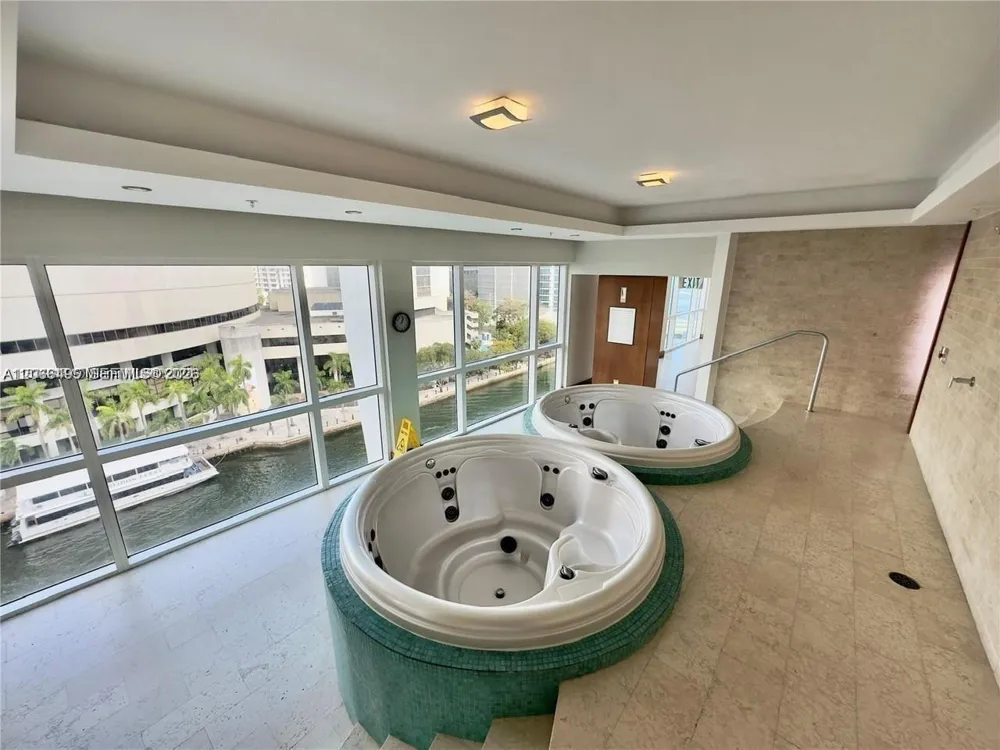 41 SE 5th St #414 Miami, FL 33131