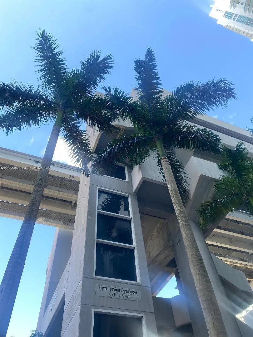 41 SE 5th St #414 Miami, FL 33131