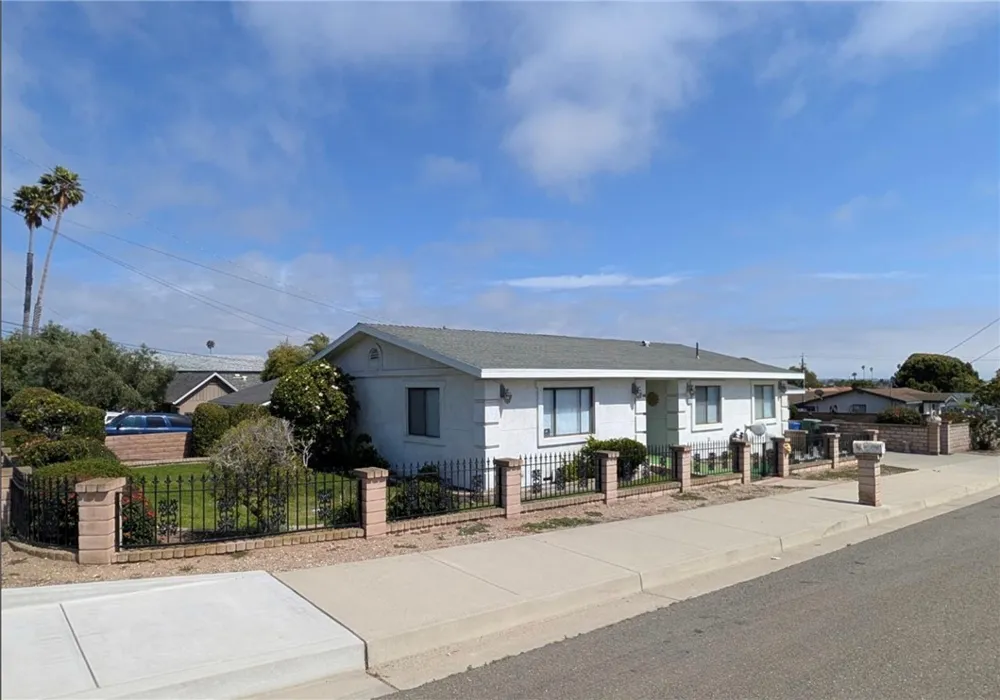 296 8th Grover Beach, CA 93433