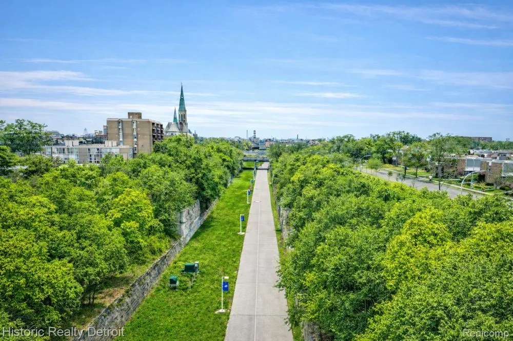 1300 E Lafayette #604 Detroit City, MI 48207