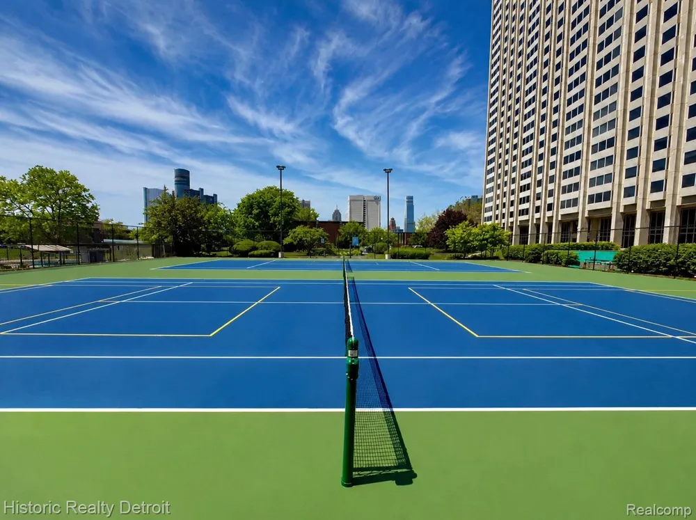 1300 E Lafayette #604 Detroit City, MI 48207
