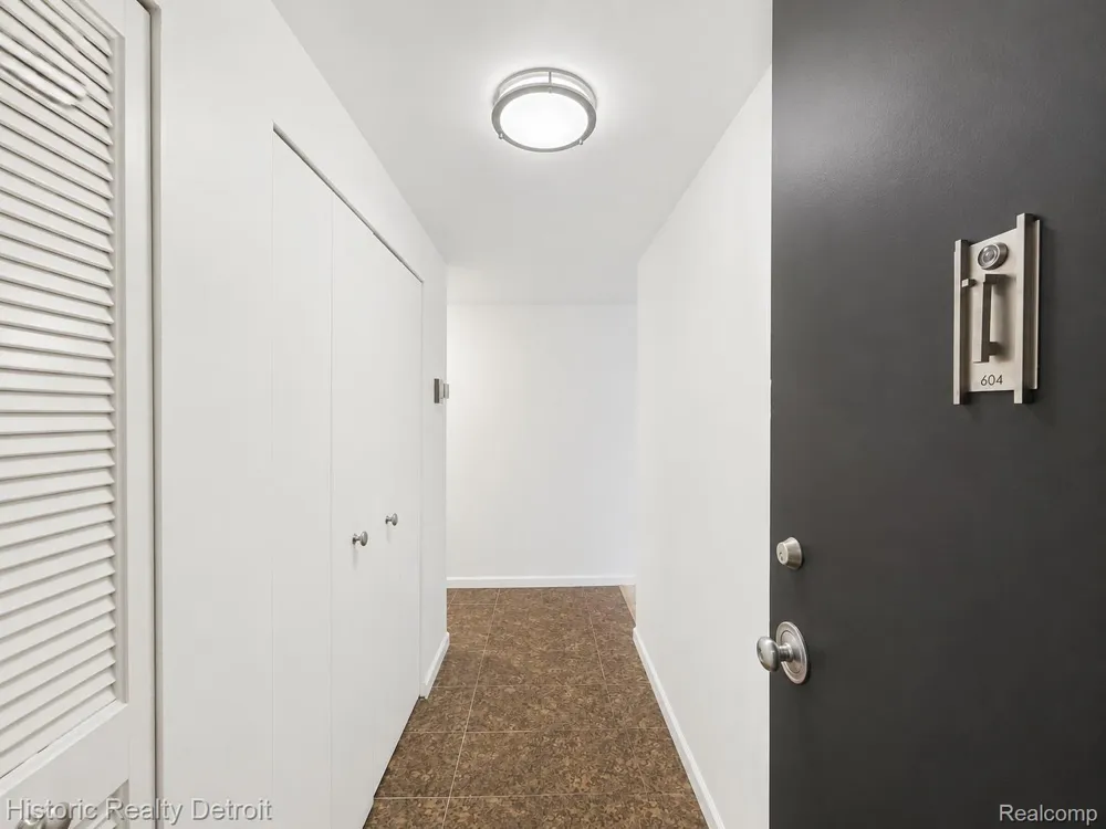 1300 E Lafayette #604 Detroit City, MI 48207