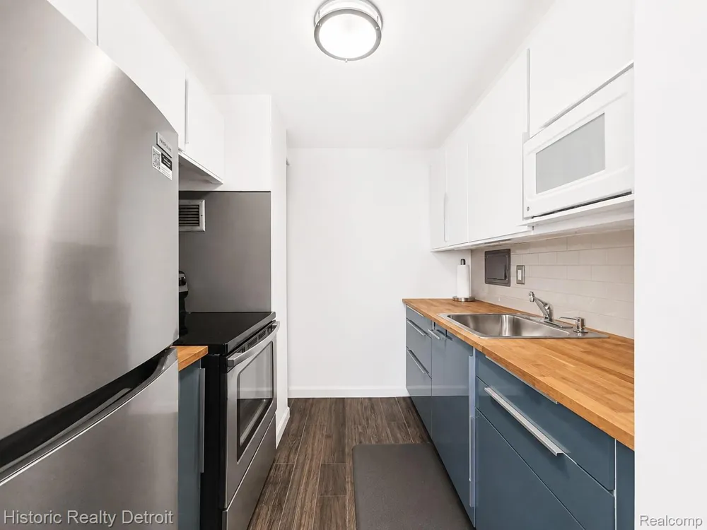 1300 E Lafayette #604 Detroit City, MI 48207