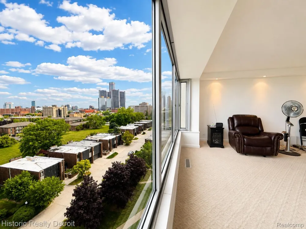 1300 E Lafayette #604 Detroit City, MI 48207
