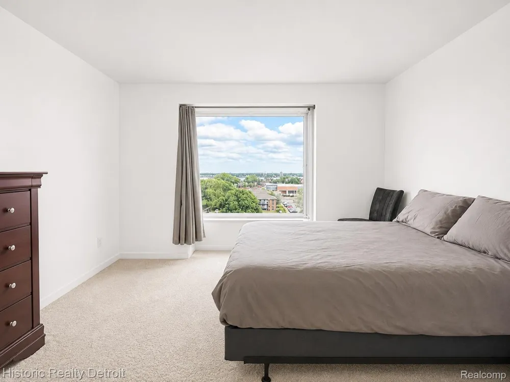 1300 E Lafayette #604 Detroit City, MI 48207