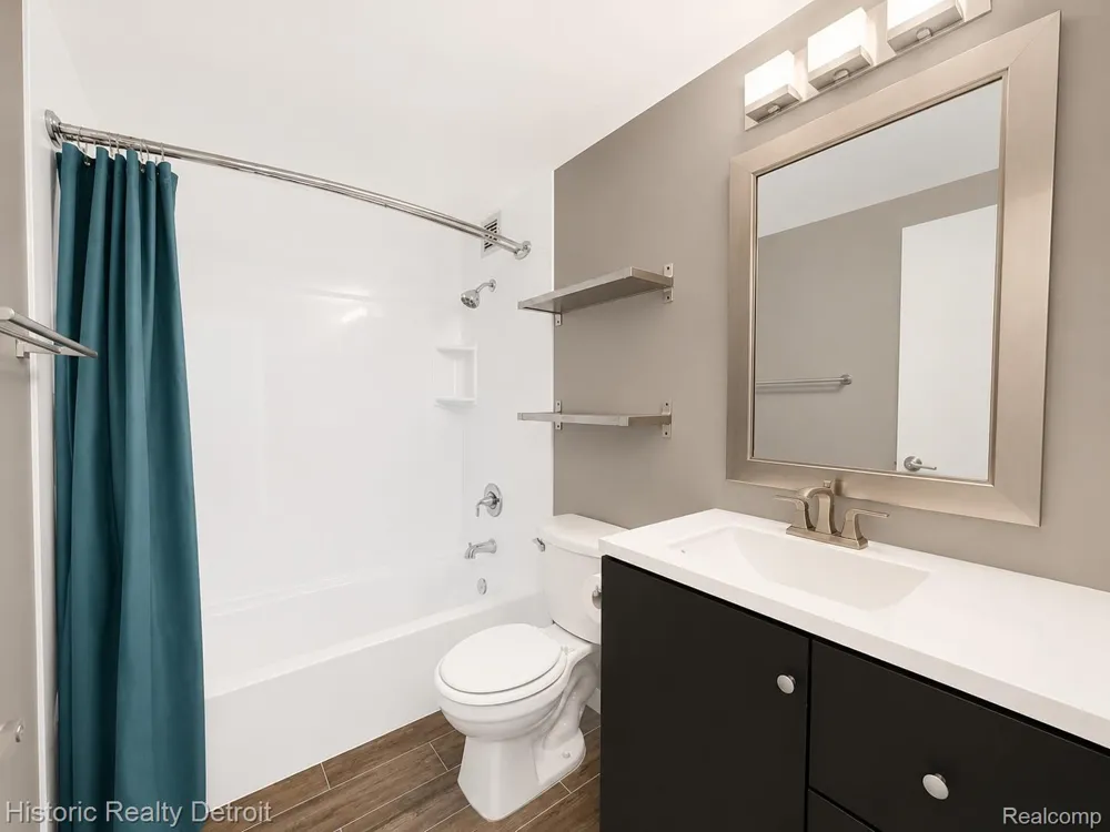 1300 E Lafayette #604 Detroit City, MI 48207