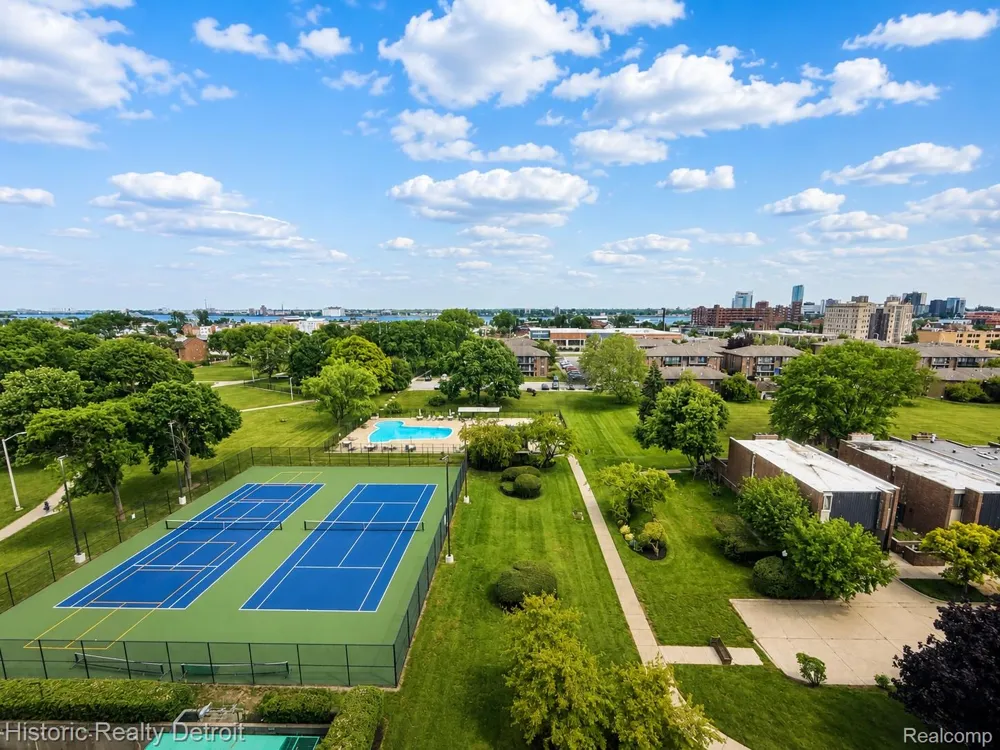 1300 E Lafayette #604 Detroit City, MI 48207