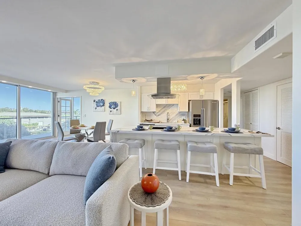 1820 Avenida del Mundo #208 Coronado, CA 92118