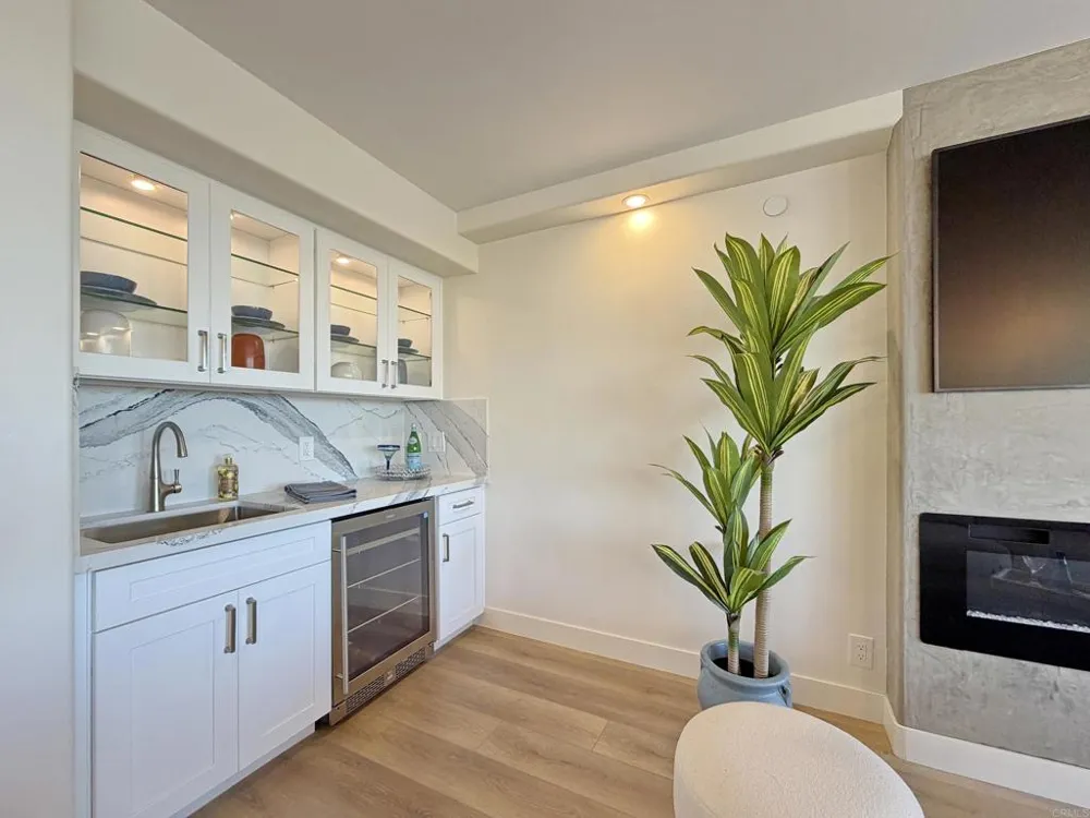 1820 Avenida del Mundo #208 Coronado, CA 92118