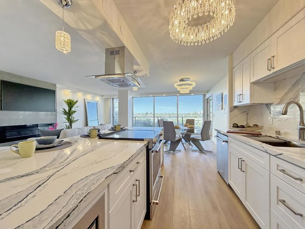 1820 Avenida del Mundo #208 Coronado, CA 92118