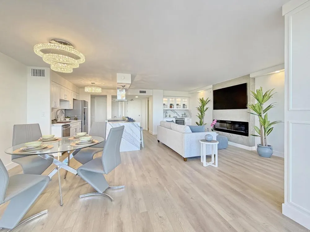 1820 Avenida del Mundo #208 Coronado, CA 92118