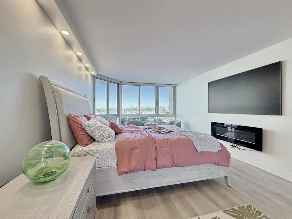 1820 Avenida del Mundo #208 Coronado, CA 92118