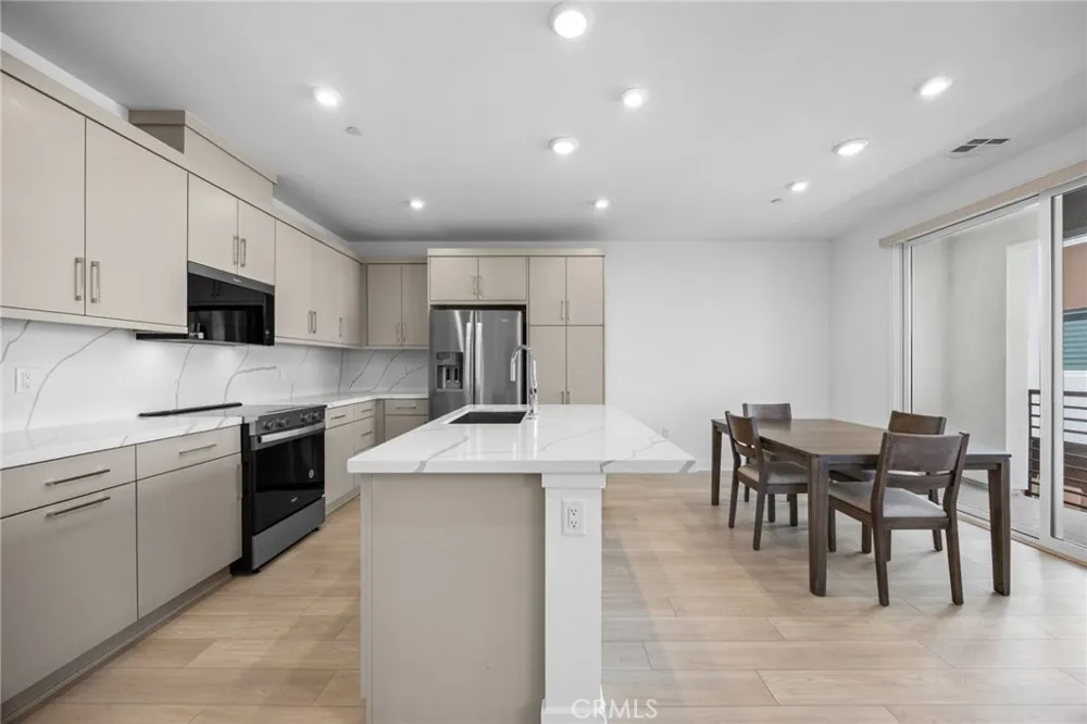 669 S Lyon Street Santa Ana, CA 92705