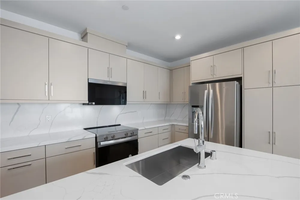 669 S Lyon Street Santa Ana, CA 92705