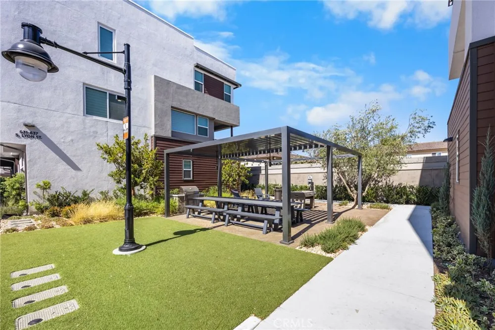 669 S Lyon Street Santa Ana, CA 92705