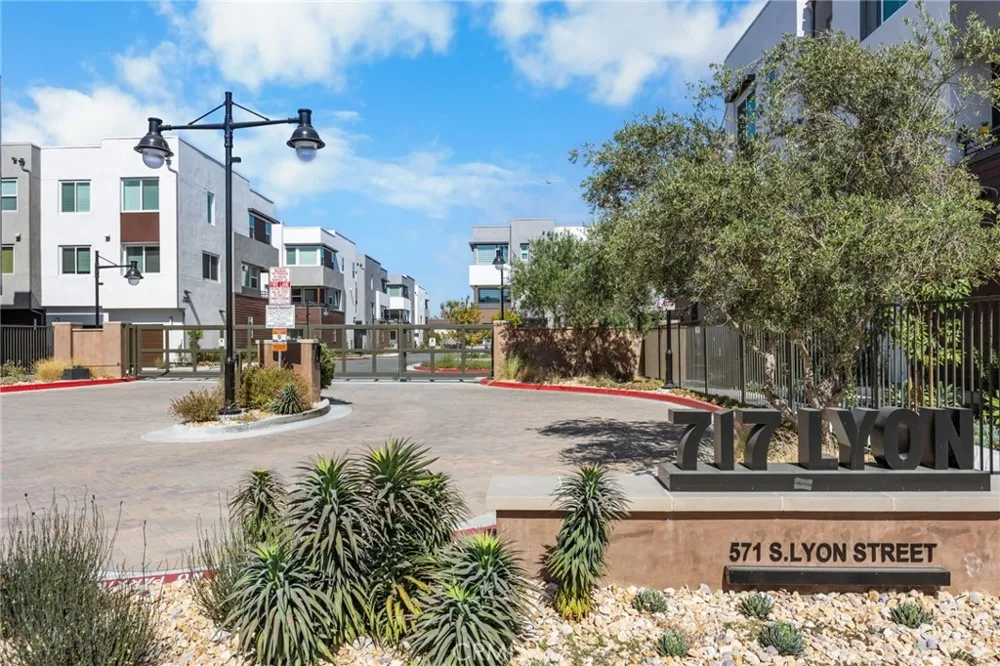 669 S Lyon Street Santa Ana, CA 92705