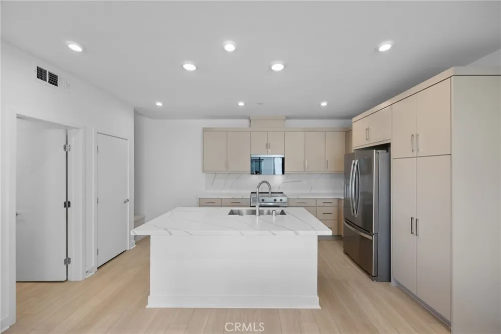 669 S Lyon Street Santa Ana, CA 92705