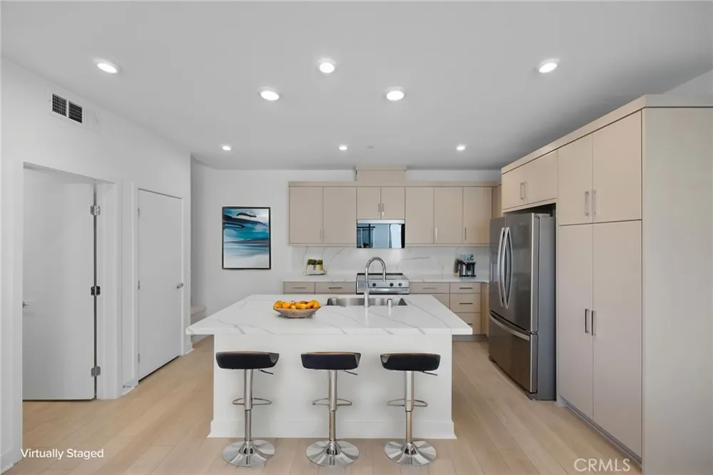 669 S Lyon Street Santa Ana, CA 92705