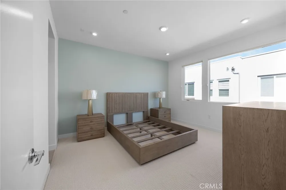 669 S Lyon Street Santa Ana, CA 92705